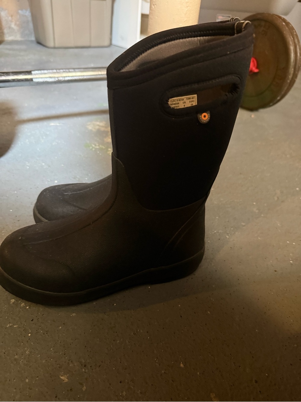 Almost new BOGS size 6 kids